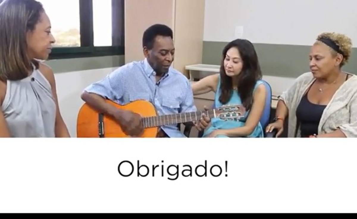 VIDEO: Con acordes de guitarra, Pelé agradece a la afición