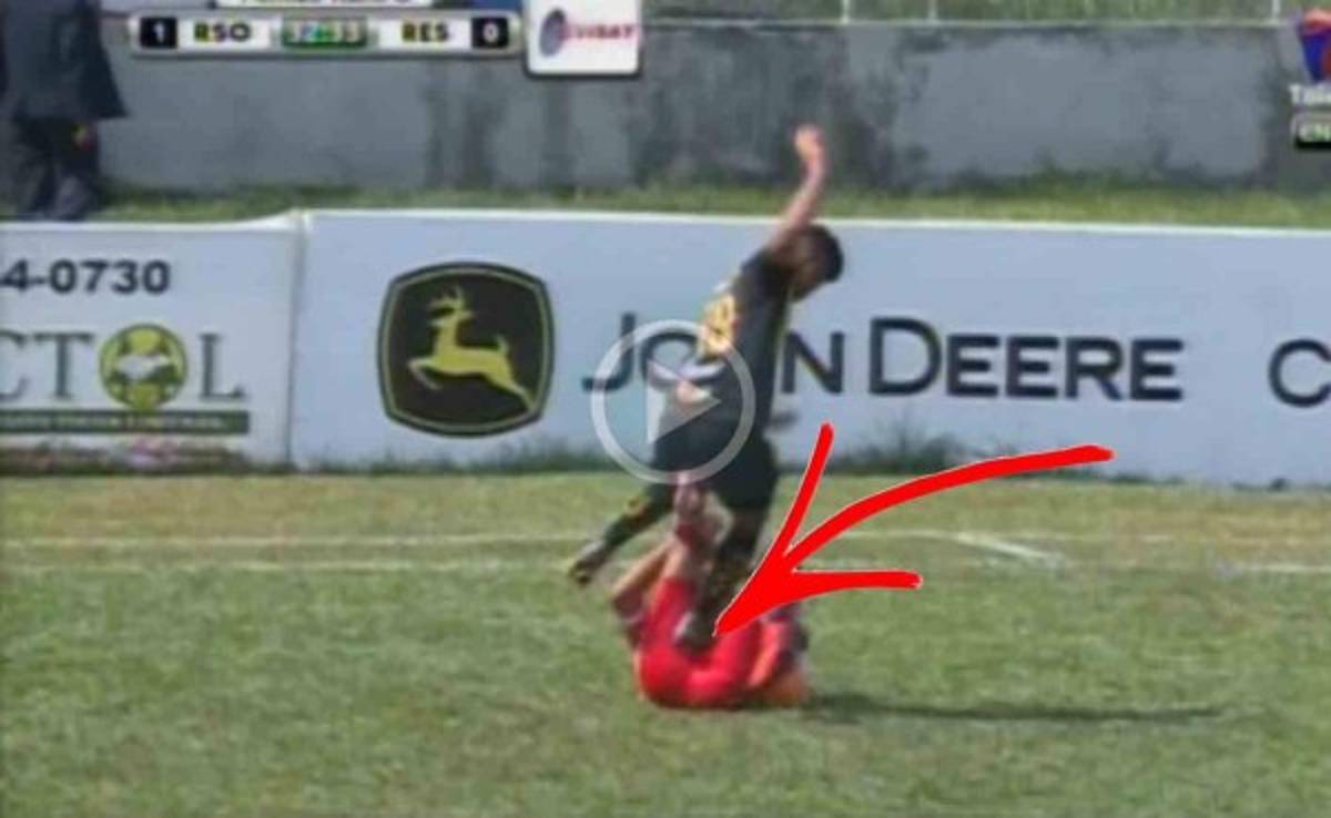 Video: El cobarde pisotón del 'Chino' López en los genitales de Henry Clark