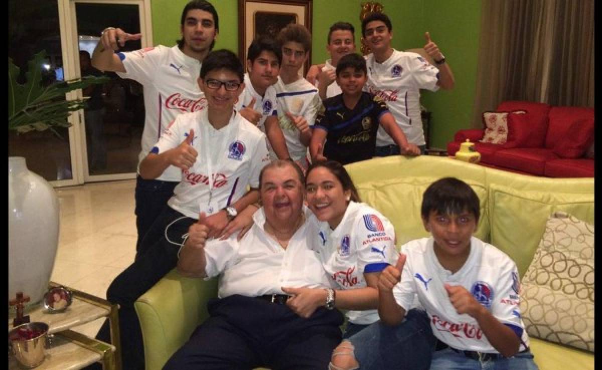 Rafael Ferrari festeja el título del Olimpia con su familia