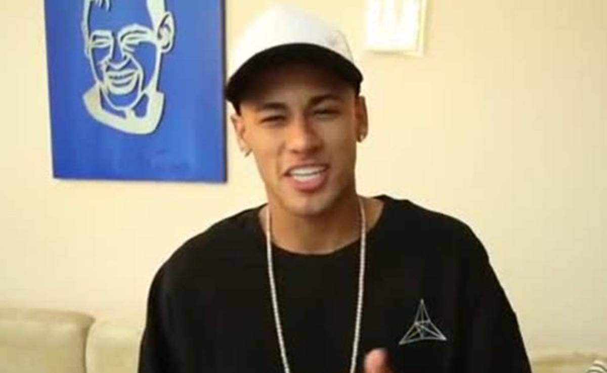 VIDEO: Neymar pierde reto de 'técnicas' con el fundador de Facebook, Mark Zuckerberg