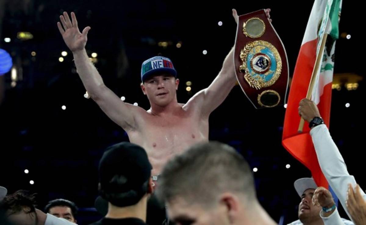'Canelo' Alvarez gana por nocaut en el noveno y destrona en los superwelter a Liam Smith