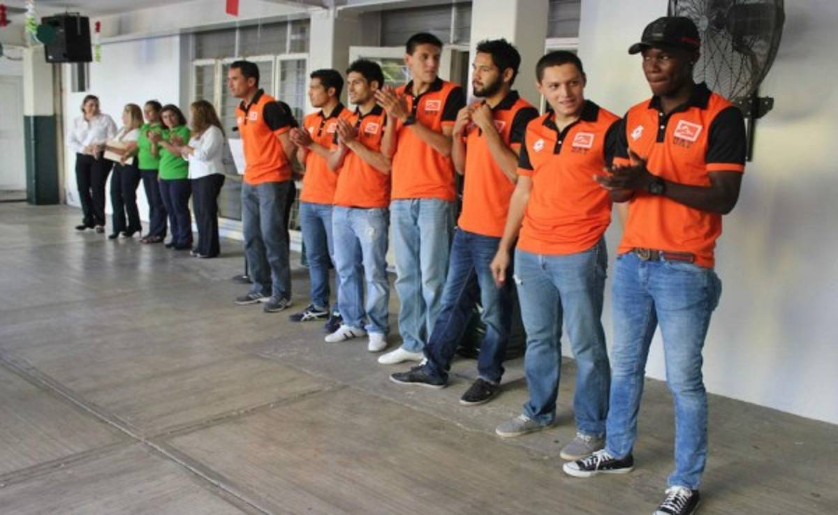 Rubilio y el Correcaminos visitan estudiantes en México