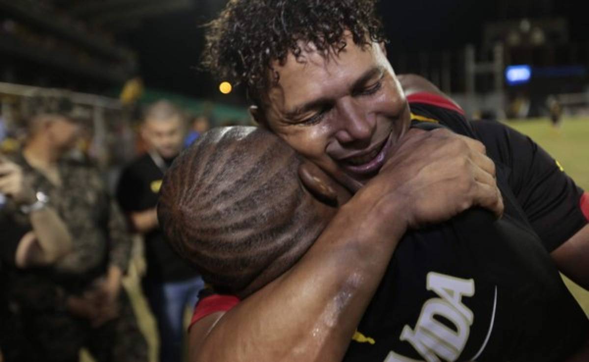 Los amigos de Carlos Pavón le acompañaron hasta su adiós