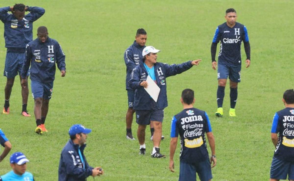 La Selección de Honduras entrena bajo la lluvia y Pinto inIcia a armar su once