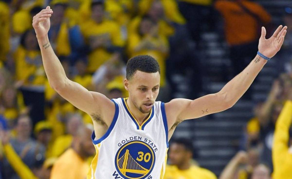 Stephen Curry y los Warriors aplastan a Rockets en inicio de playoffs del Oeste