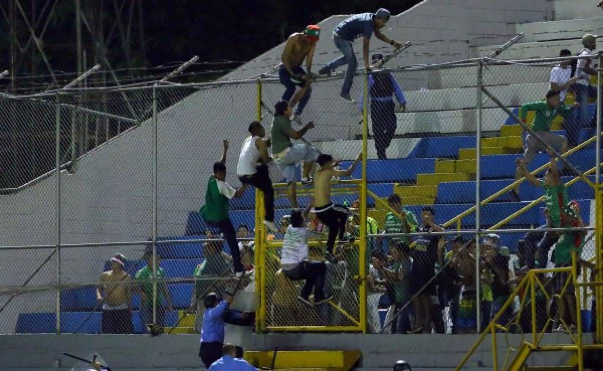 Vandalismo: Aficionados de Marathón se meten al campo y lanzan piedras