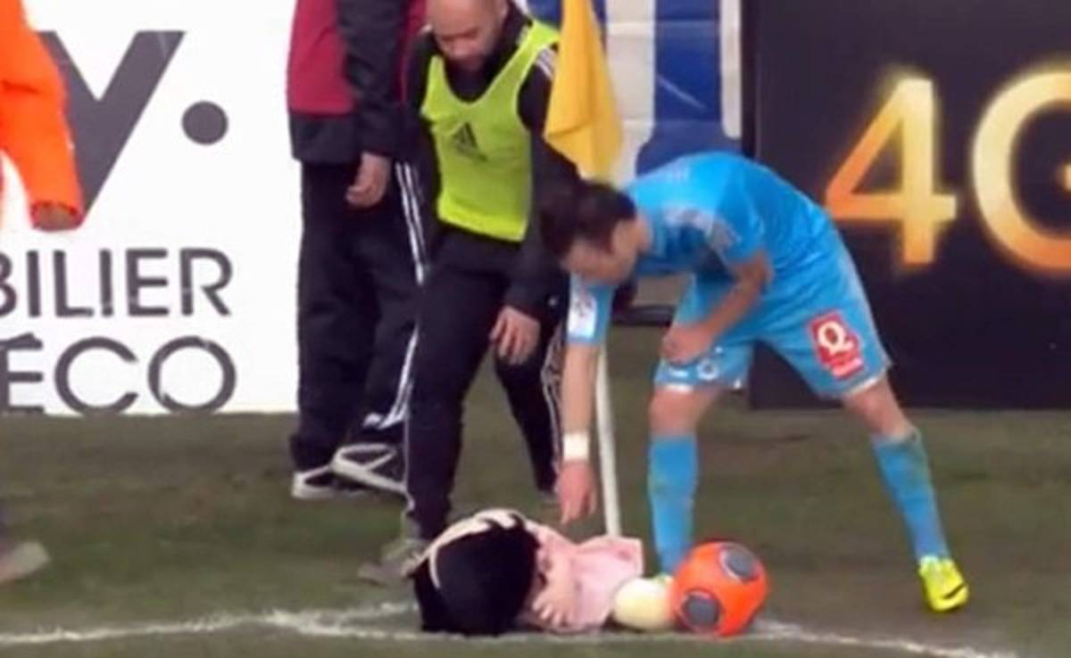 VIDEO: En Francia lanzan una muñeca a futbolista del Marsella