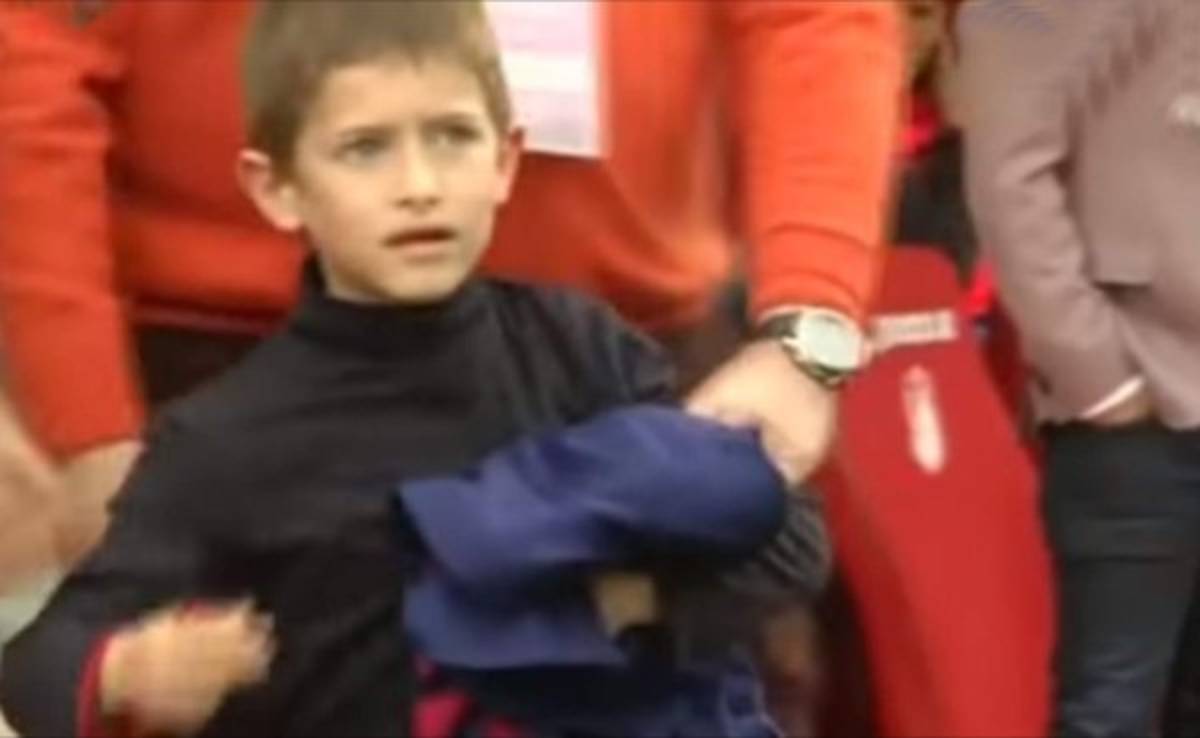 Luis Suárez regaló su camisa a un niño y le causó un problema a su abuelo