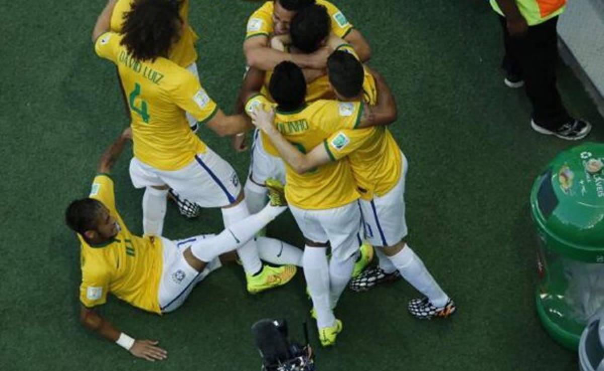 VIDEO: Neymar se resbala en festejo de Brasil