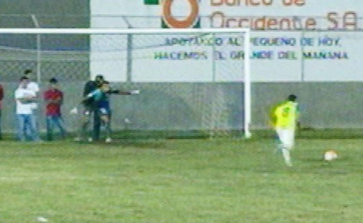 VIDEO: Horrible penal del 'Ñangui' Cardona ¡la mandó fuera del estadio!
