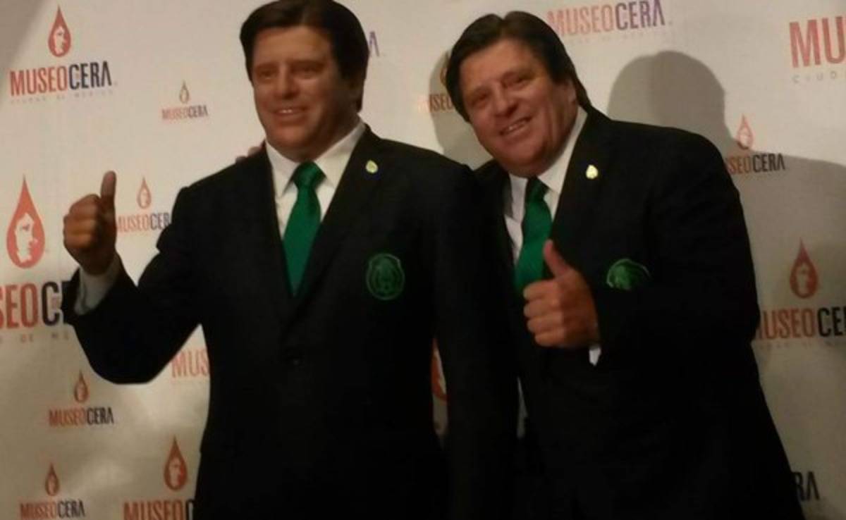 Miguel Herrera presenta su figura de cera en su cumpleaños