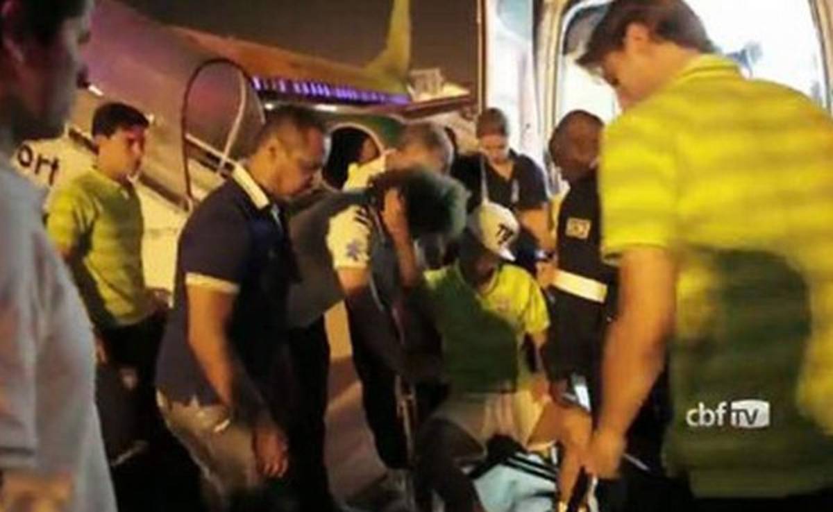 VIDEO: Neymar regresó a concentración de Brasil en ambulancia