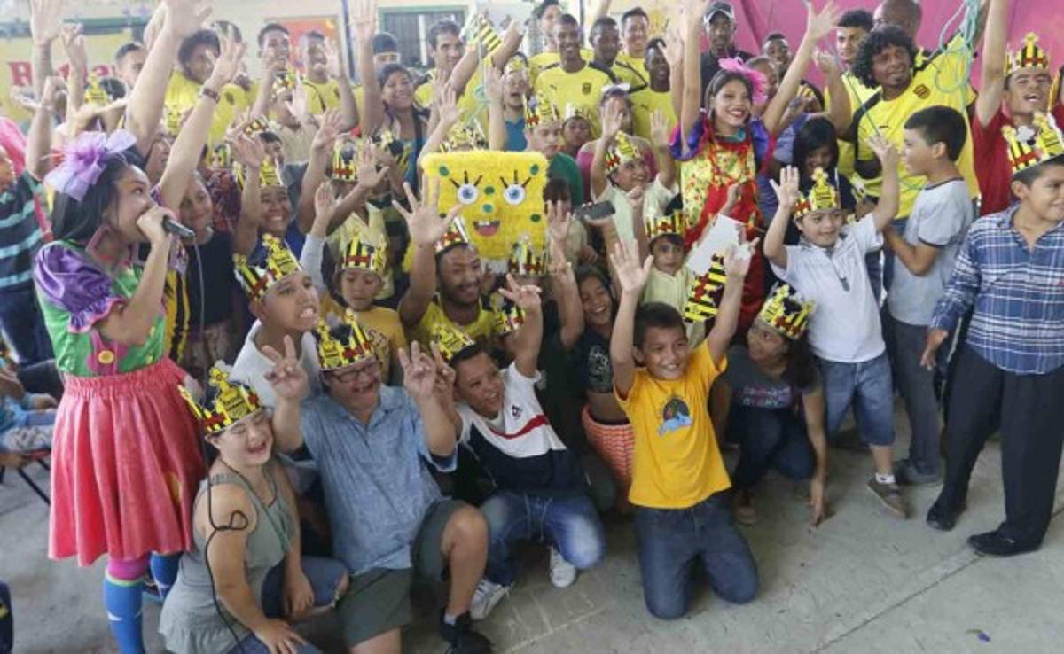 FOTOS: Real España consiente a los reyes de la casa en su día