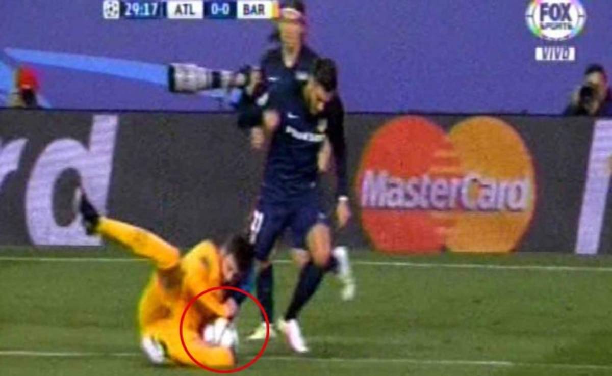 Atlético de Madrid pidió penal por mano de Piqué al minuto 29