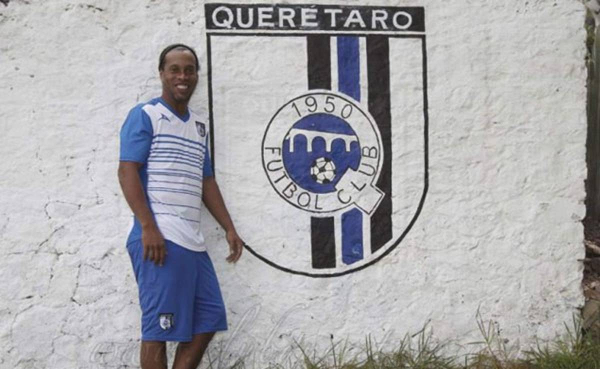 Ronaldinho todavía tiene un año de contrato, dice presidente del Querétaro