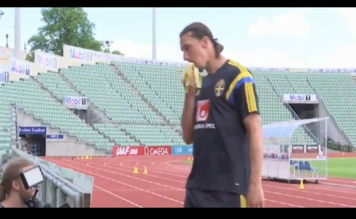 VIDEO: La curiosa broma de Ibrahimovic a camarógrafo sueco
