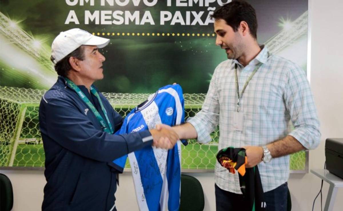 Selección de Honduras obsequia camisa firmada a directiva del Club América