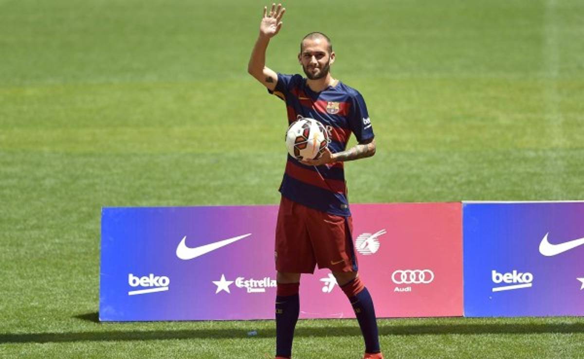 El Barcelona presenta a Aleix Vidal en el Camp Nou