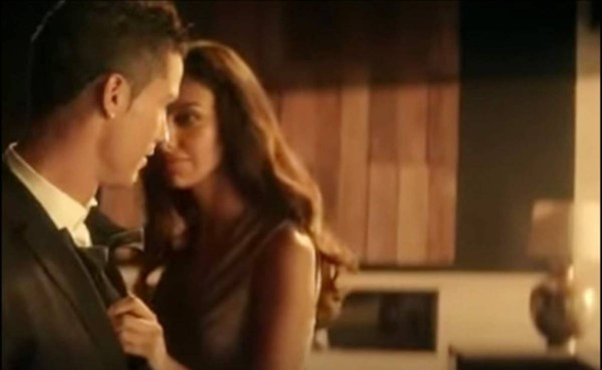 VIDEO: Cristiano Ronaldo y la doble de Irina Shayk en un anuncio