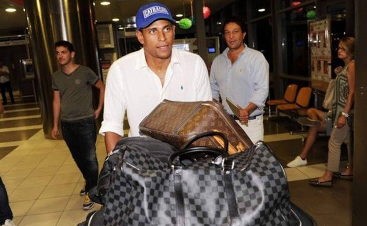 Carlo Costly llega a Grecia para unirse al Aris Salónica