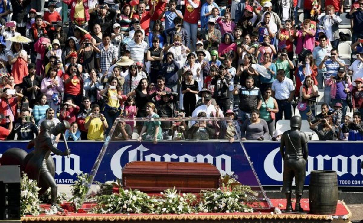 México rinde emotivo homenaje a Chespirito en el Estadio Azteca