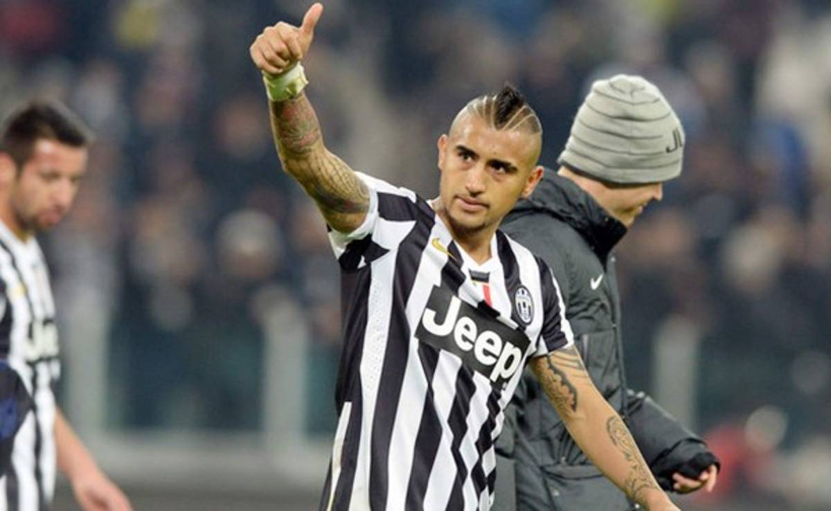 Chileno Arturo Vidal será operado de la rodilla en Barcelona