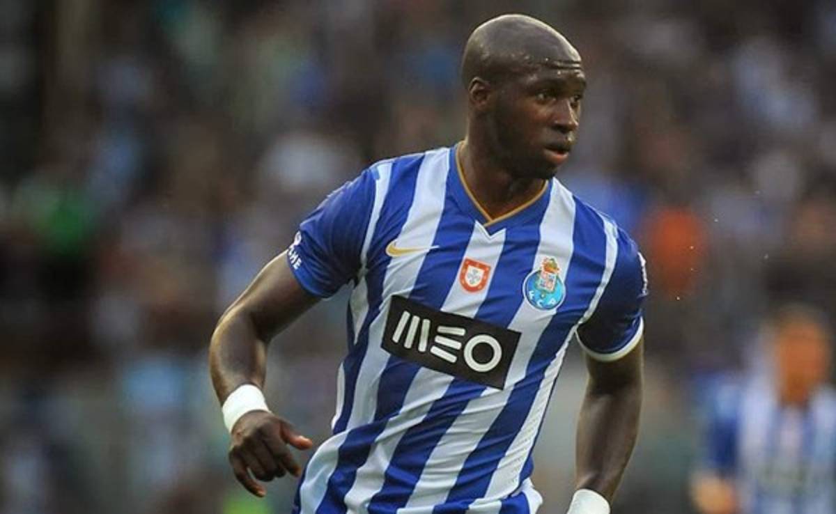 Manchester City anuncia fichaje del central francés Mangala