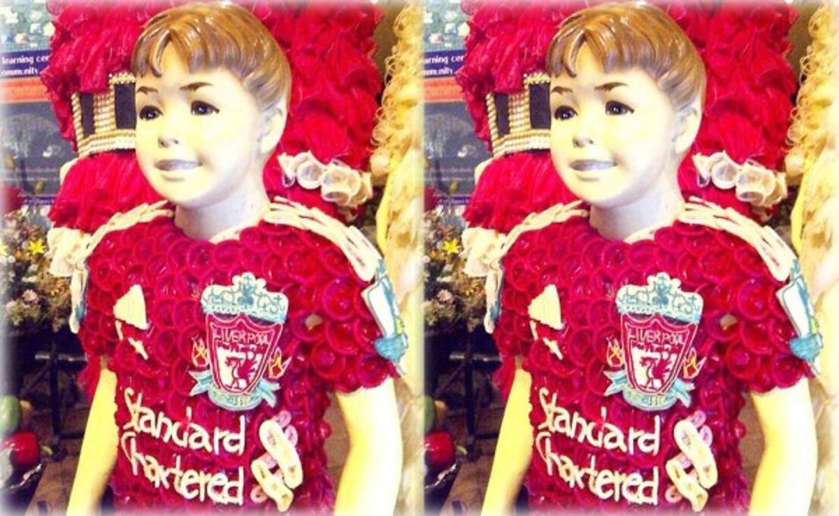Aficionado realizó una réplica de la camiseta del Liverpool con condones