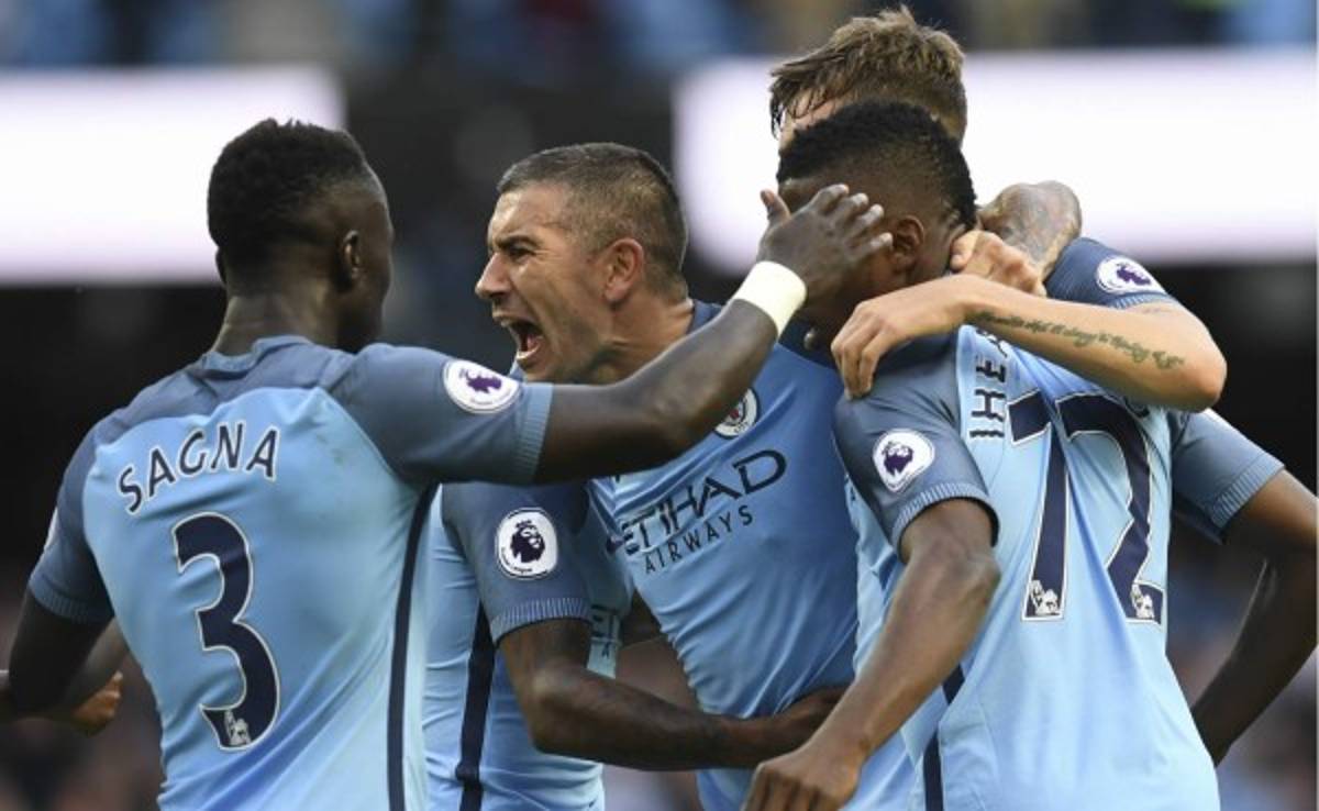 Un autogol salva al Manchester City en el debut de Pep Guardiola en Inglaterra