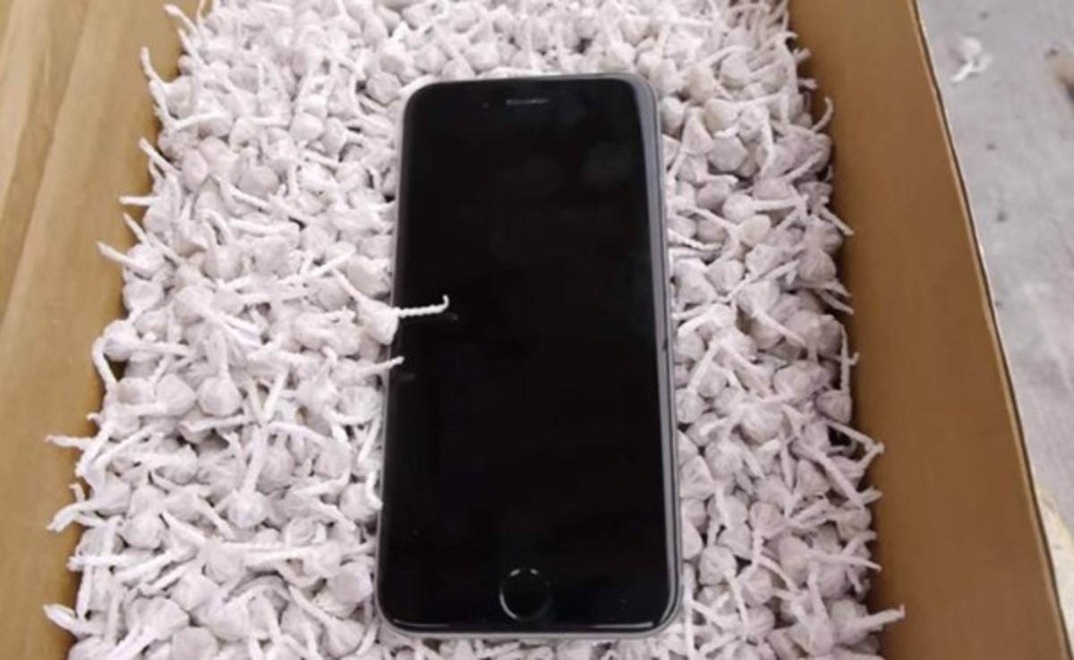 Lo que sucede se dejas caer un iPhone con pirotecnia desde 30 metros