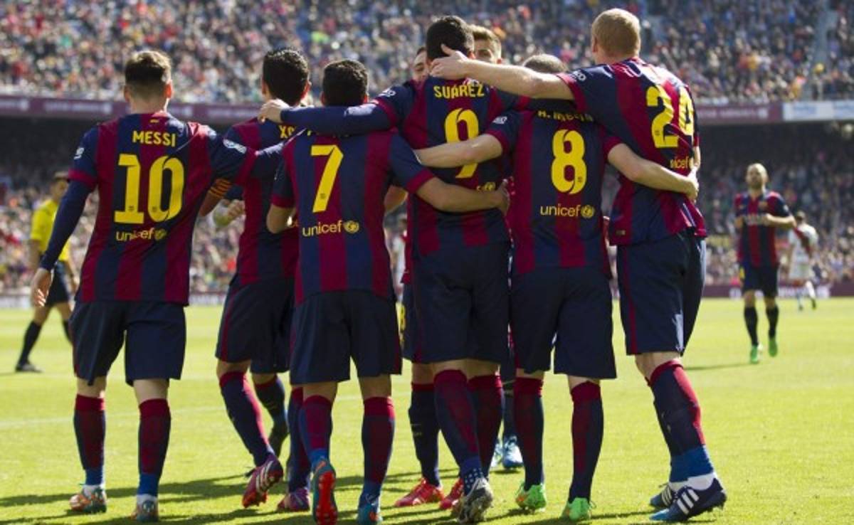 El Barcelona golea con triplete de Messi y es nuevo líder en España