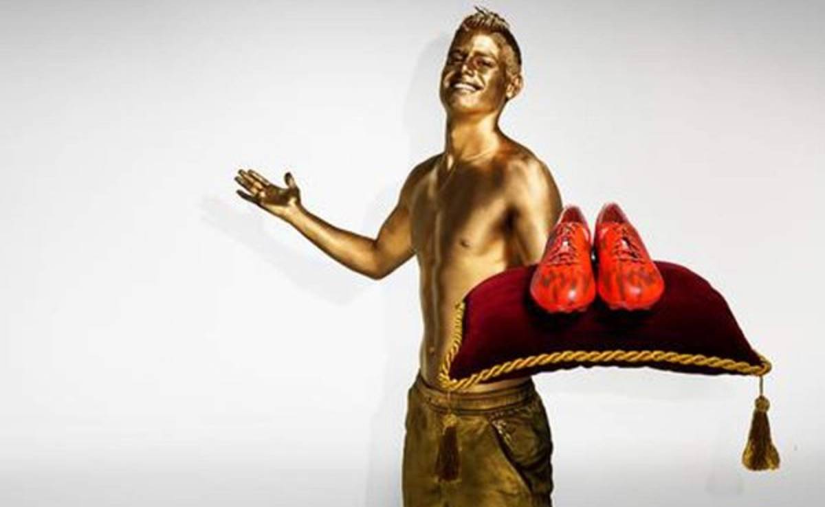 VIDEO: James Rodríguez se baña en oro para un comercial