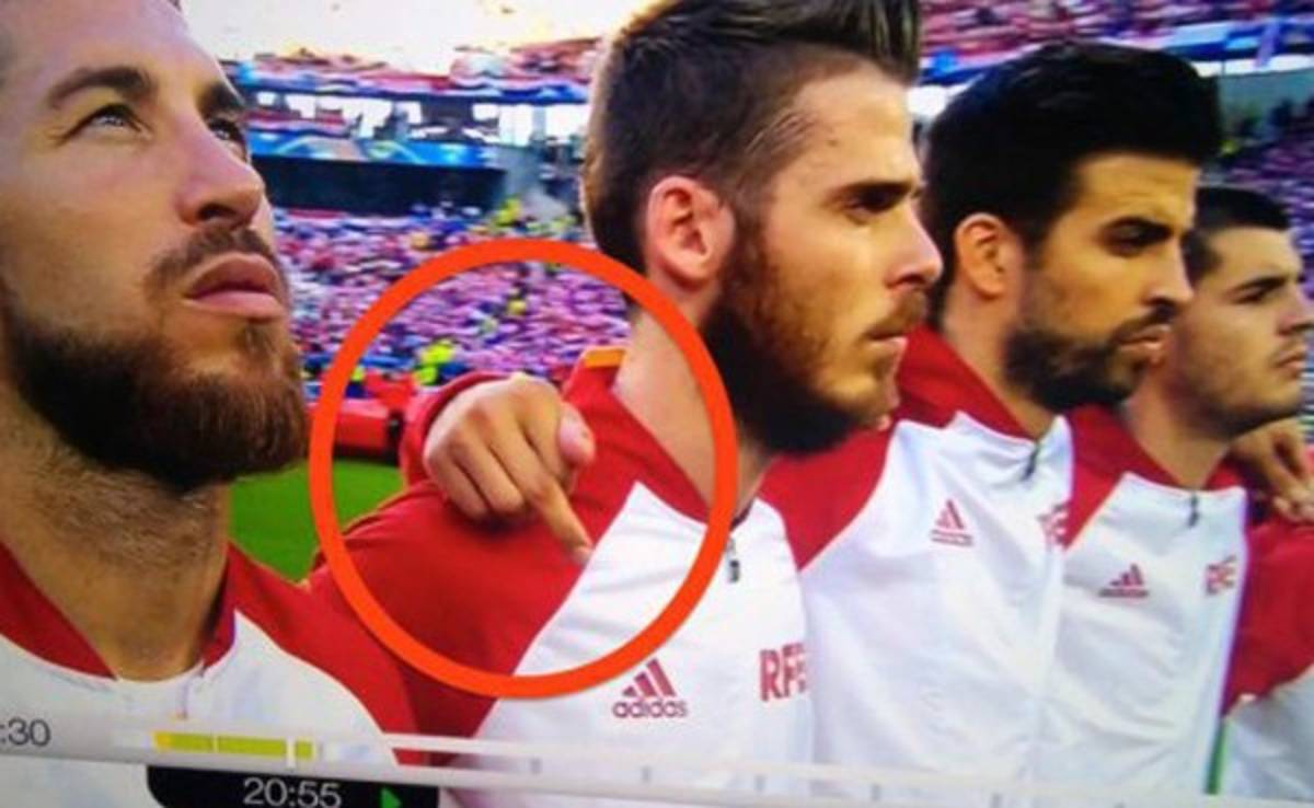 Gerard Piqué saca el dedo en pleno himno y genera polémica