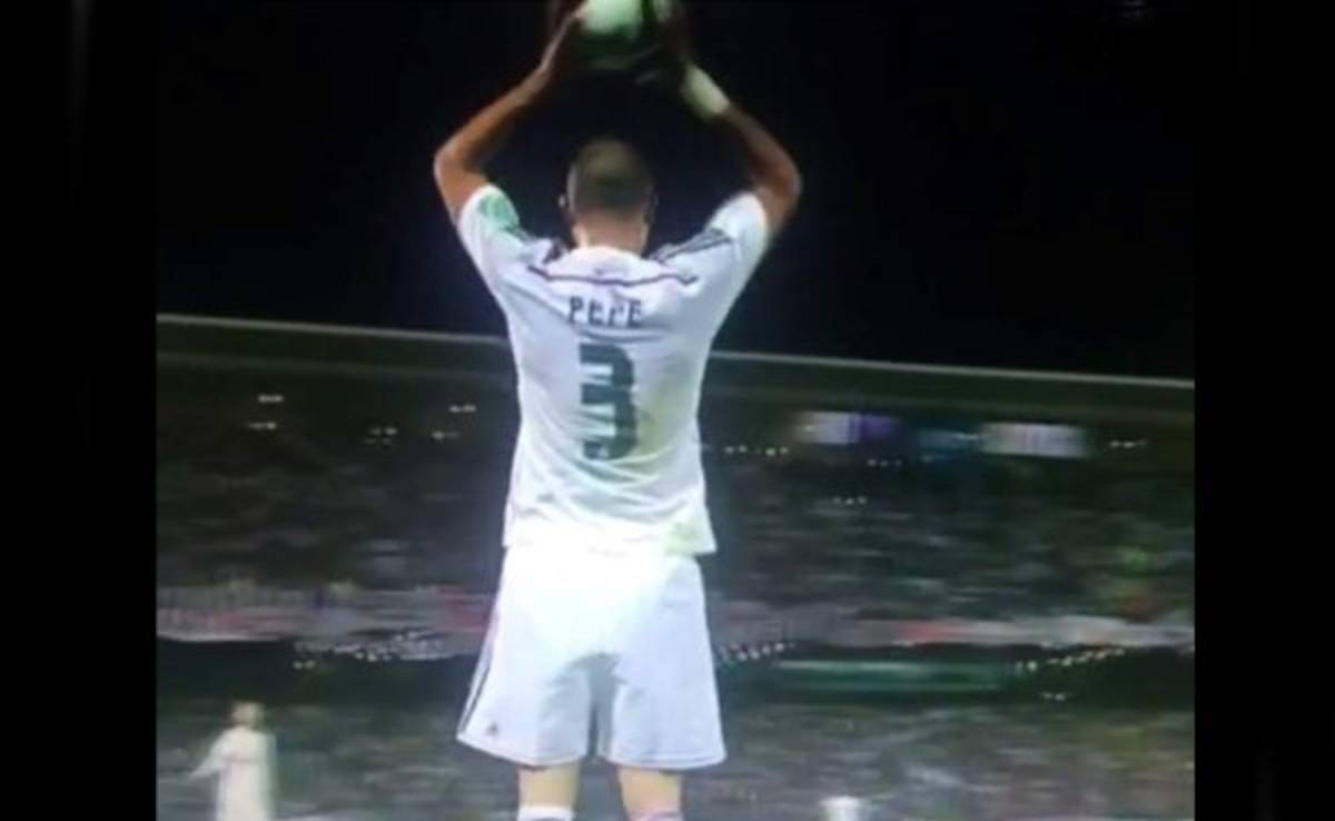 VIDEO: Pepe hace uno de los peores saques de banda de la historia