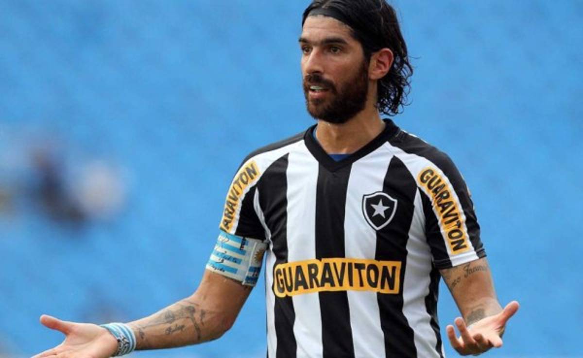 'El loco' Abreu impone récord Guinness tras vestir 26 camisetas distintas en su carrera