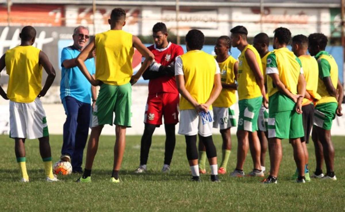 Ariel Sena es presentado como nuevo técnico del Platense