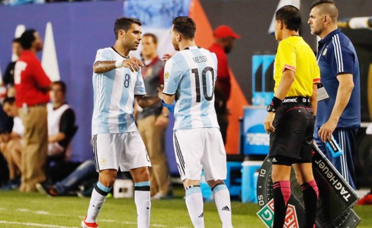 Augusto Fernández, quien salió en lugar de Messi, se tomó con humor el cambio