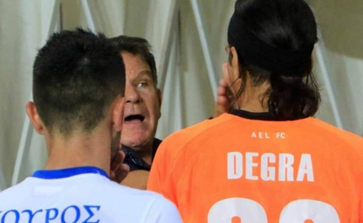 Portero argentino comete terrible error, presidente del club baja al campo y lo golpea