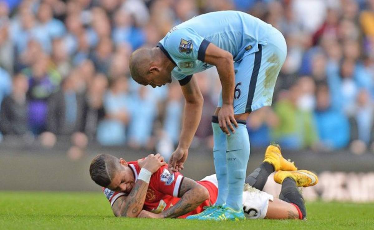 Marcos Rojo se lesiona el hombro izquierdo en el derbi