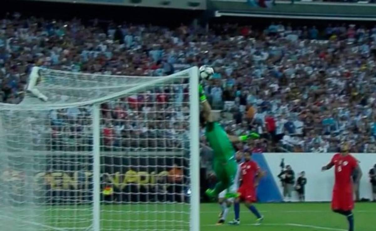 La espectacular atajada de Claudio Bravo al 'Kun' Agüero