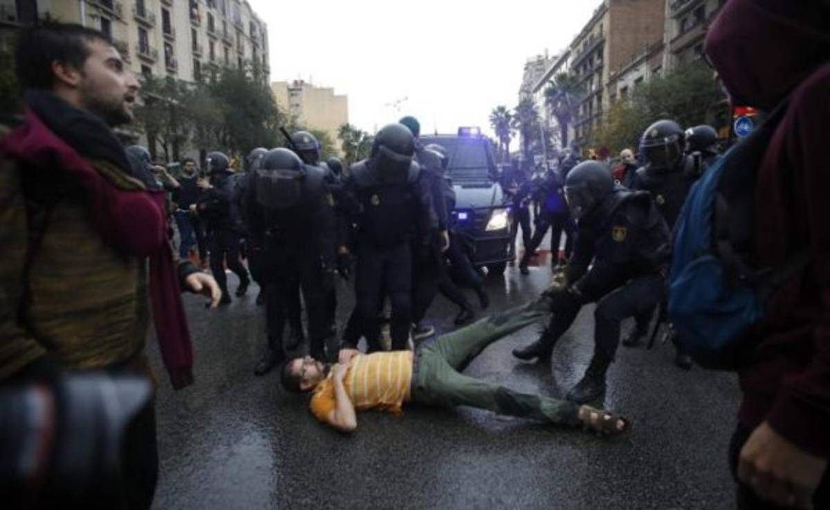 ¡Decenas de heridos! Las imágenes del choque de policía con catalanes a favor de independencia