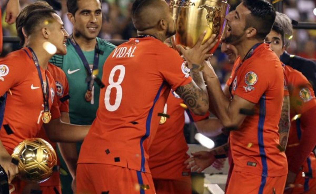 Alexis Sánchez se lleva el Balón de Oro y Claudio Bravo el Guante de Oro