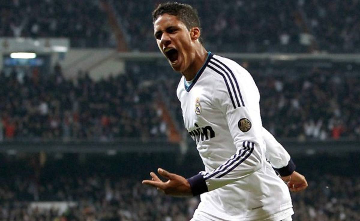Varane se mira acabando su carrera en el Real Madrid