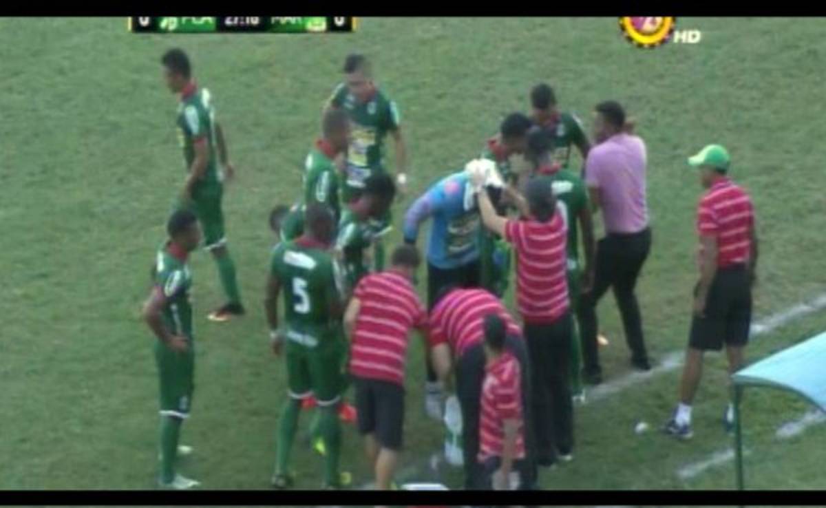 VIDEO: Con toallas mojadas atacan el calor en el juego Platense-Marathón