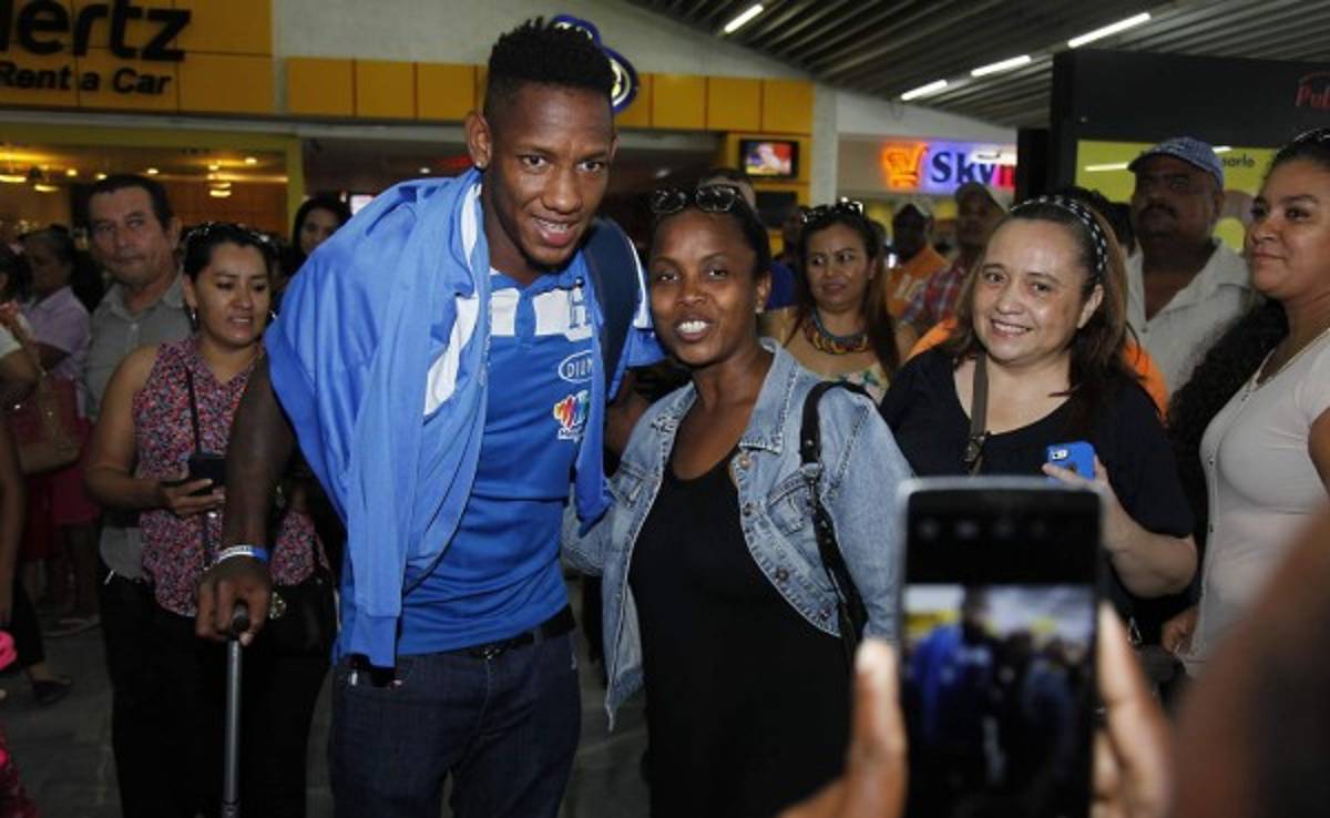 Seleccionados de Honduras fueron recibidos con aplausos por clasificar al hexagonal