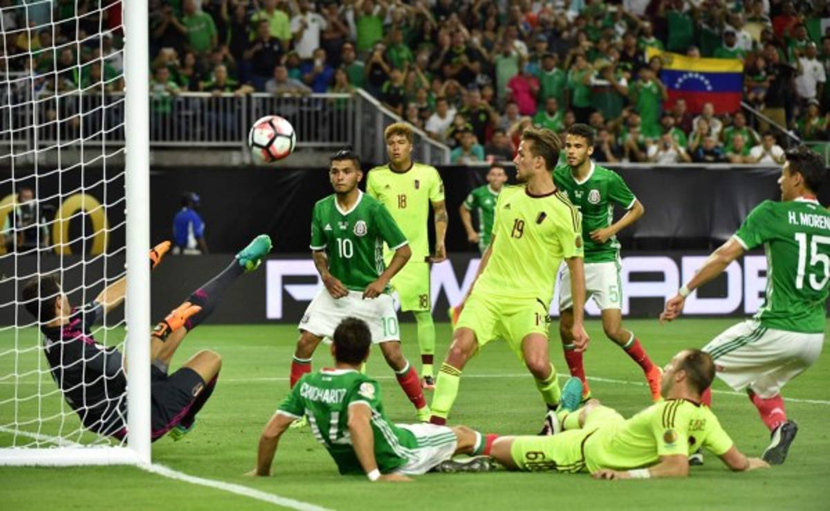 Con golazo de Corona, México empata con Venezuela y evita a Argentina