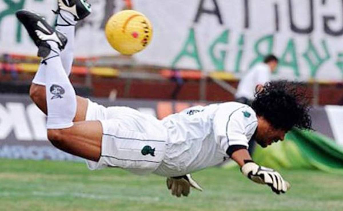 VIDEO: Impresionante, portero marca un gol al estilo 'Escorpión'