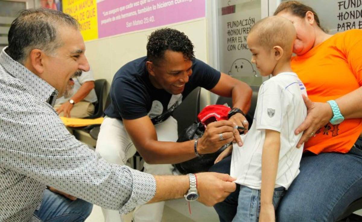 Carlos Pavón visitó la sala de oncología de hospital Catarino Rivas