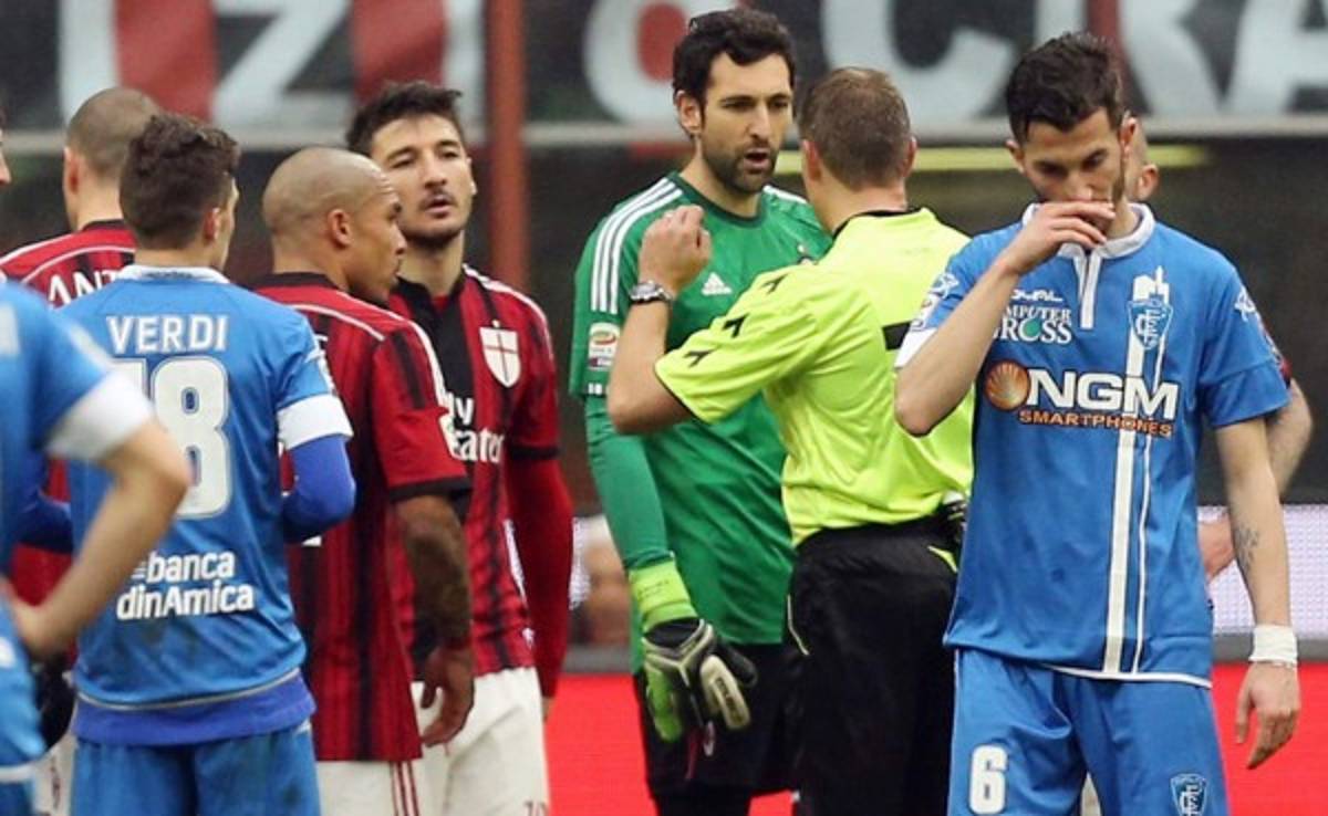 VIDEO: Errorazo y expulsión para Diego López en Italia