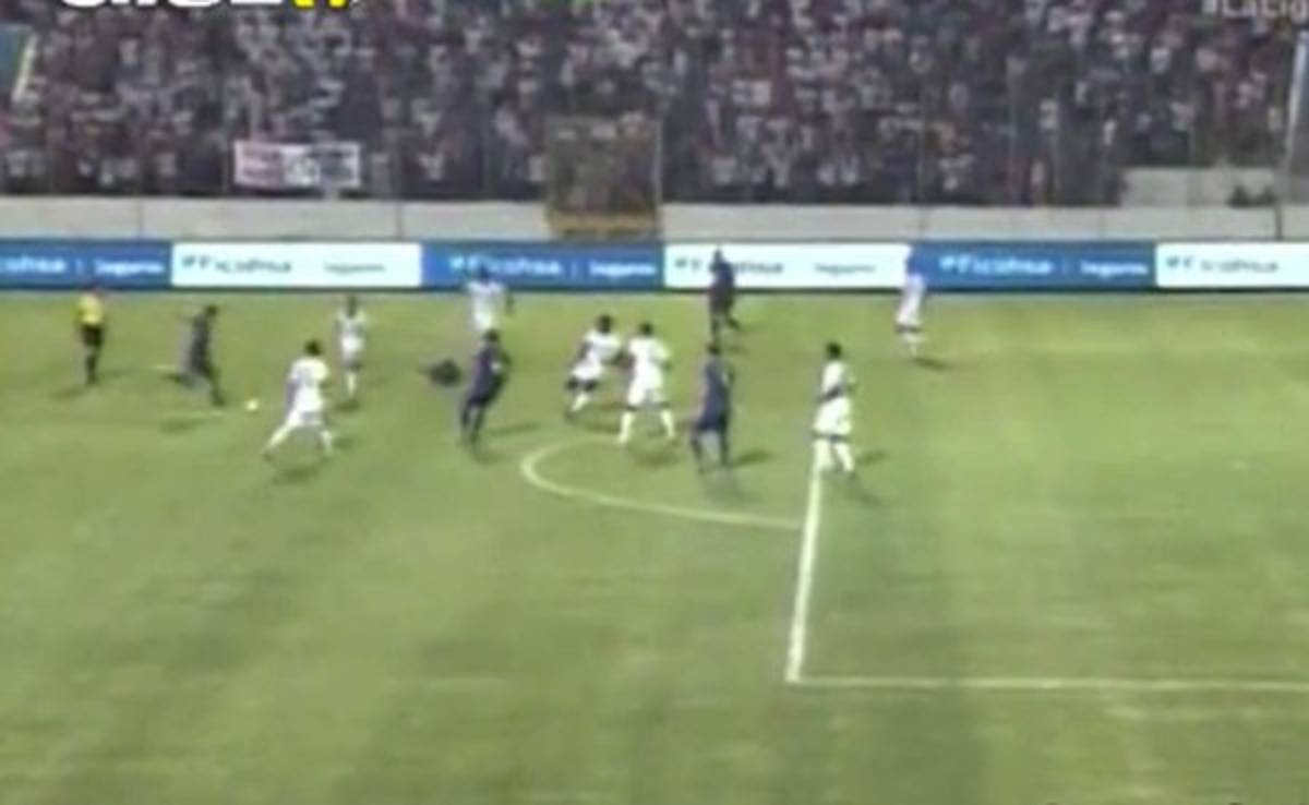 VIDEO: Irvin Reyna sorprende a Noel Valladares y le anota golazo